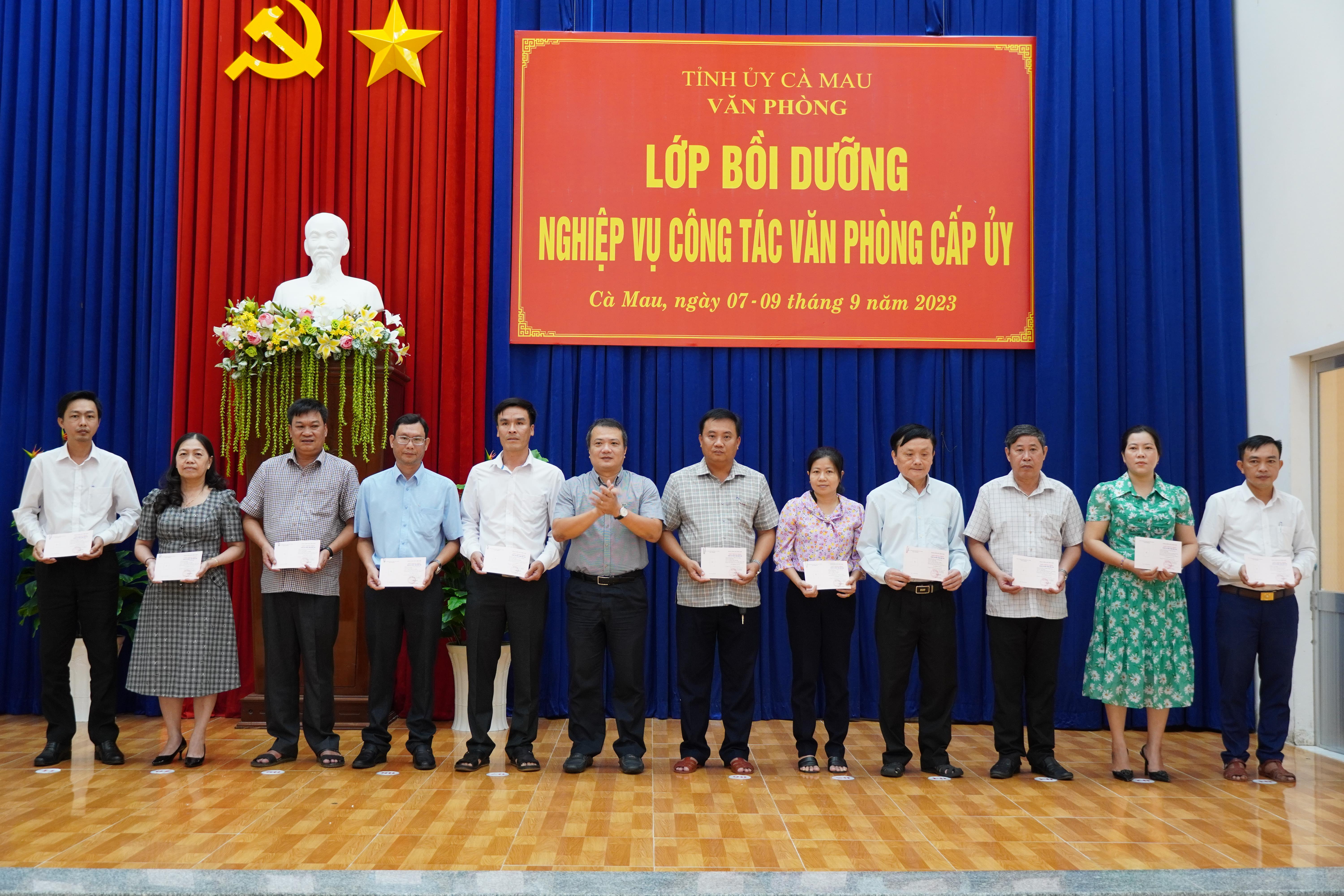 Đồng chí Lê Tuấn Hải - Chánh Văn phòng Tỉnh ủy trao Giấy chứng nhận đã hoàn thành chương trình bồi dưỡng nghiệp vụ văn phòng cấp ủy cho các học viên.